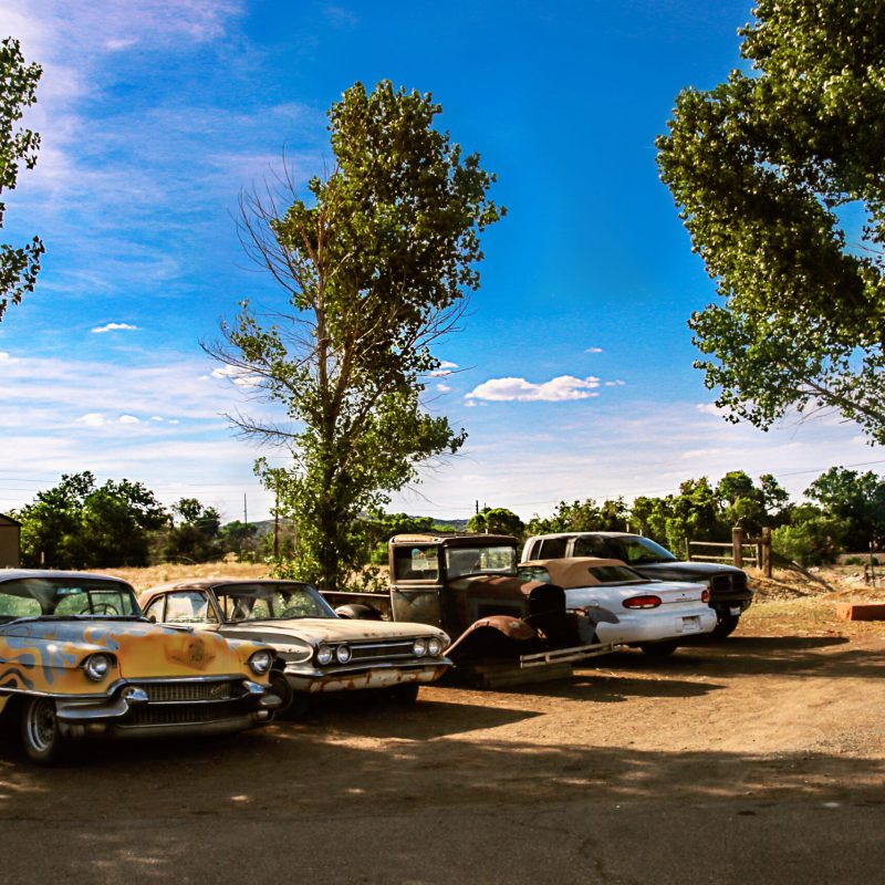 Fotografie von ausrangierten Autos auf der Road 66